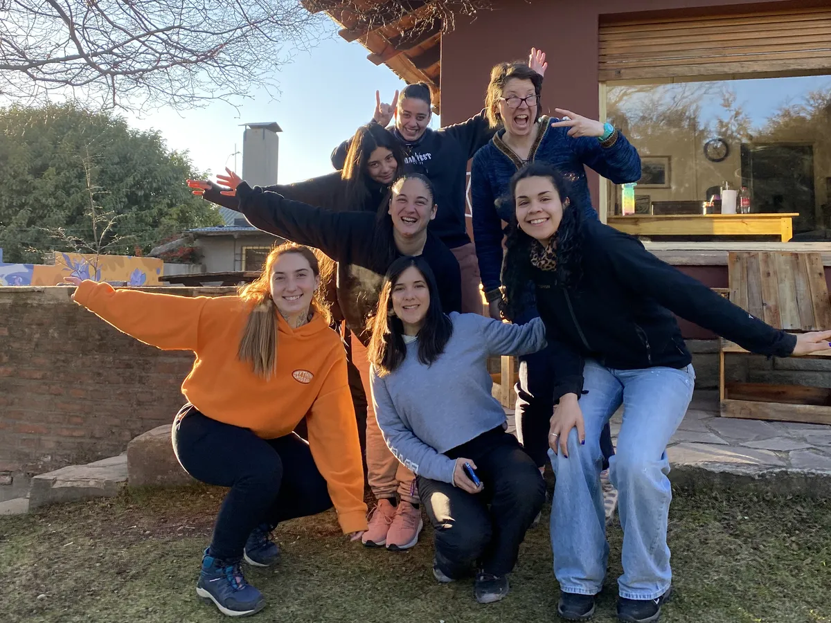 El equipo de Achalay frente al hostel