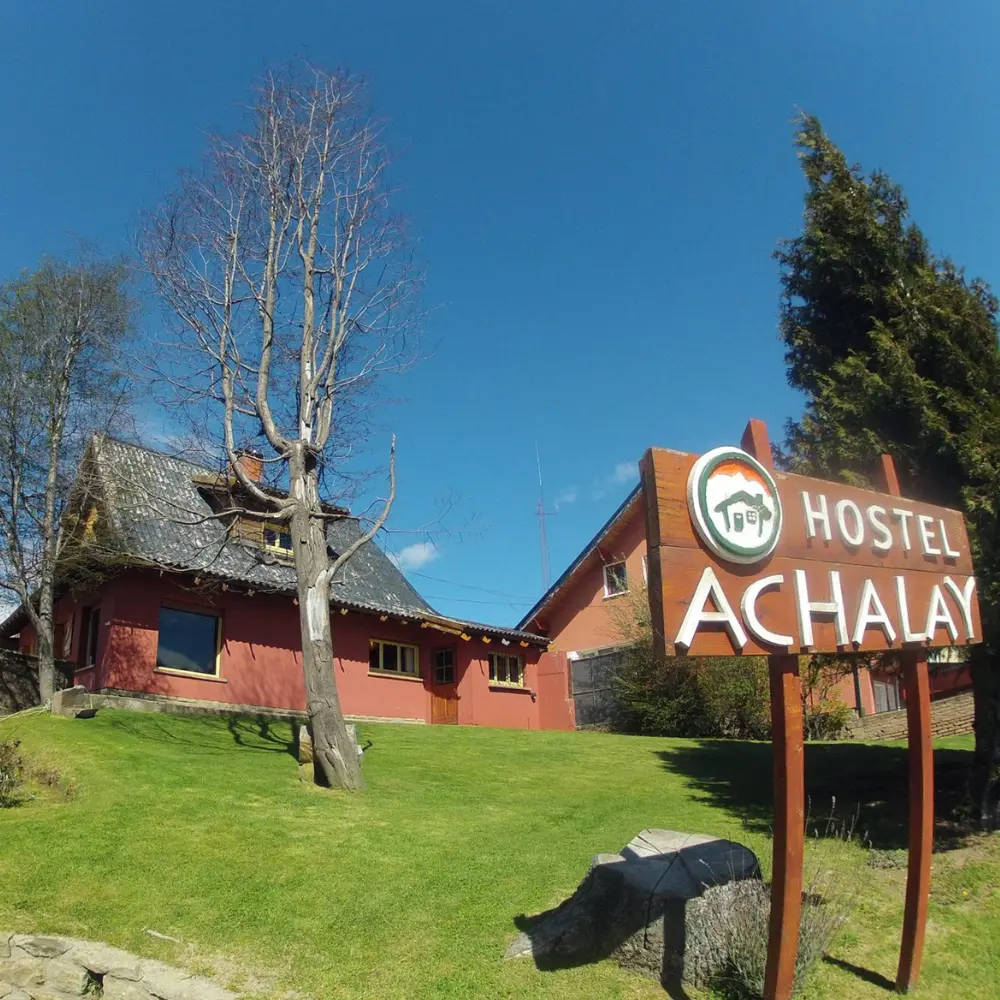 Fachada del hostel Achalay