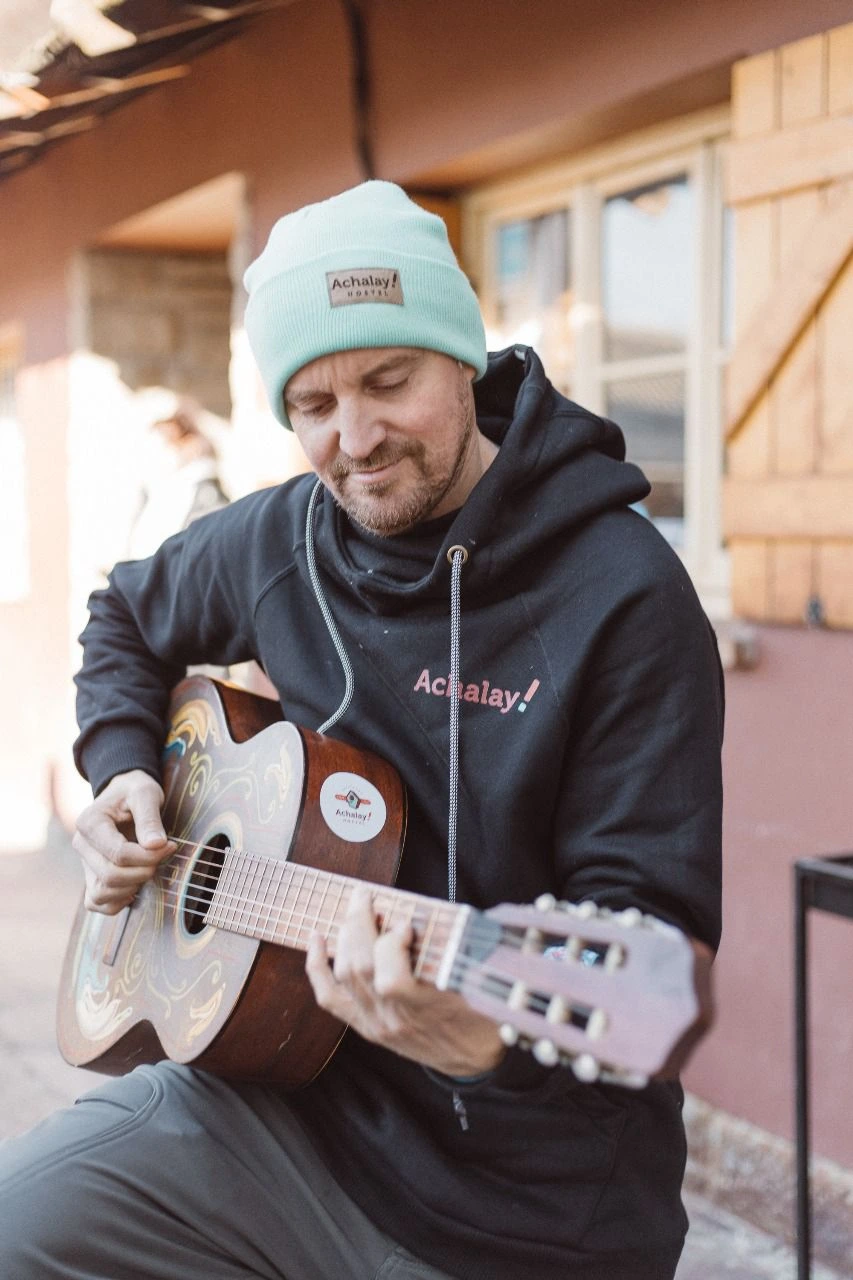 Pablo Molteni tocando la guitarra en Achalay