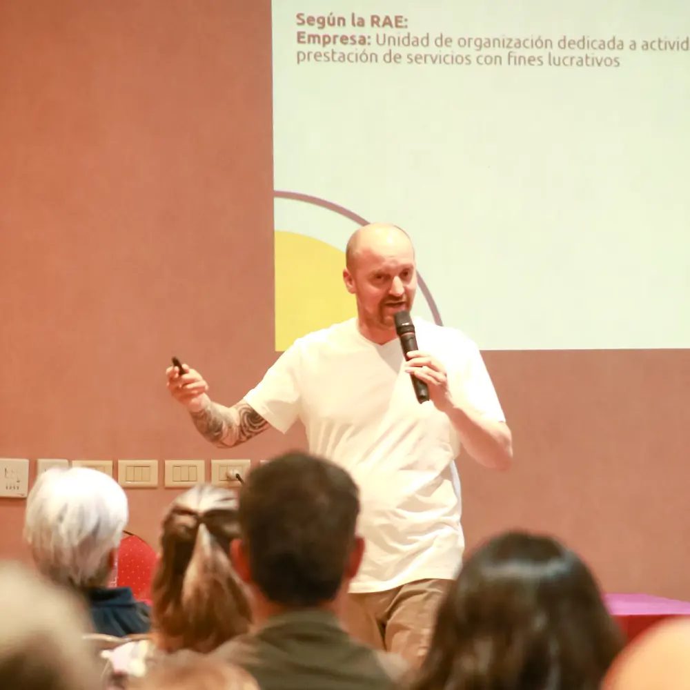 Pablo Molteni dando una charla